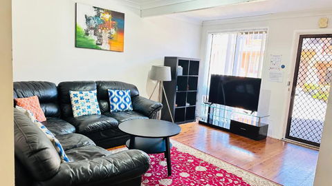Quiet Family Townhouse In Wollongong CBD - eAccommodation 1
