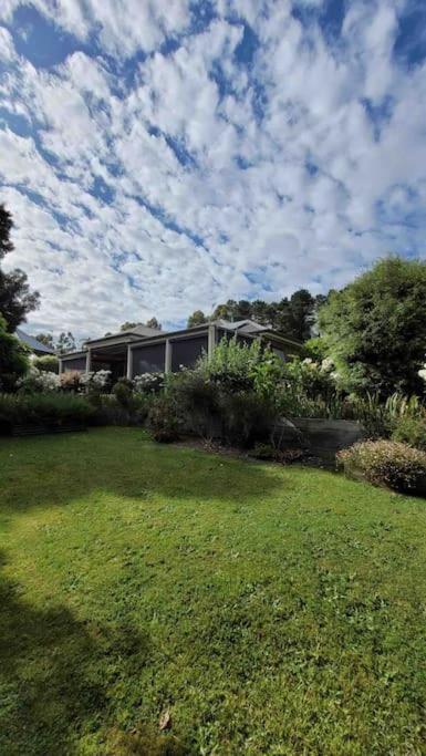 Quiet Family Retreat Getaway - Wildlife Park, Sovereign Hill, Kryall Castle And City At Your Door - Modern House, 8 Guests, 4 Bedrooms, 5 Beds - eAccommodation 0