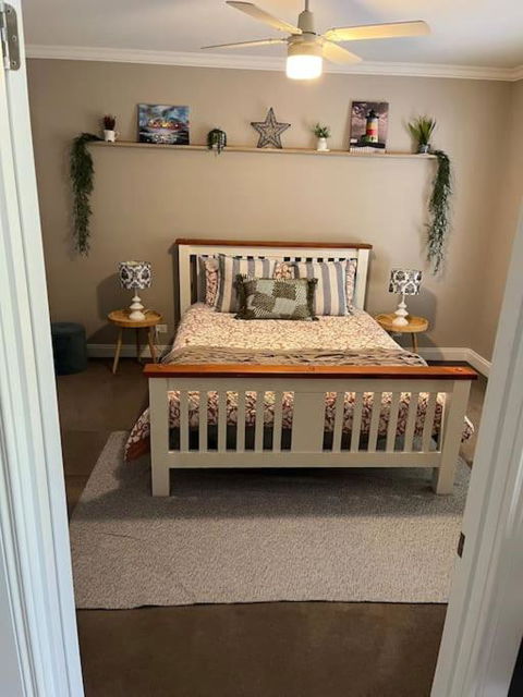 Quiet Family Retreat Getaway - Wildlife Park, Sovereign Hill, Kryall Castle And City At Your Door - Modern House, 8 Guests, 4 Bedrooms, 5 Beds - eAccommodation 1