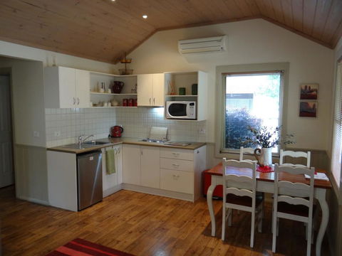Autumn Affair Cottage 6 - eAccommodation 3