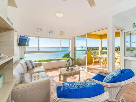 Avalon 1 - Overlooking Beautiful Convent Beach - eAccommodation 3