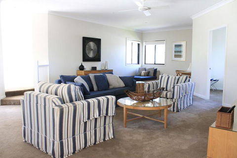 Away On Massinger Street - eAccommodation 2