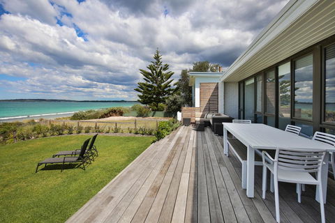 Azure Absolute Beachfront - Pet Friendly - eAccommodation 0