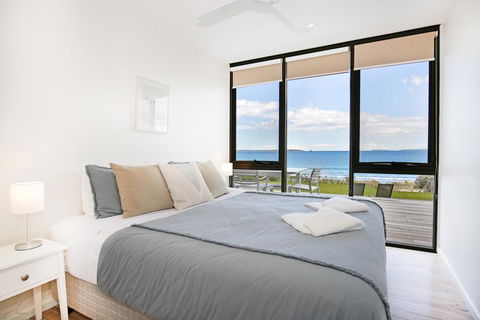 Azure Absolute Beachfront - Pet Friendly - eAccommodation 3