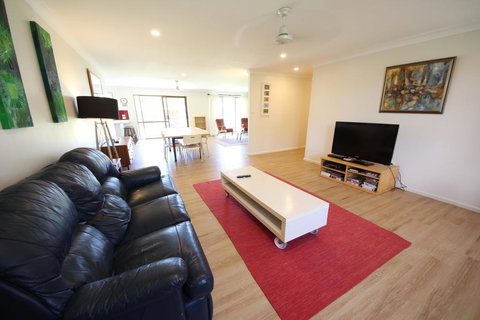 Barefoot Bungalow At Hat Head - eAccommodation 0