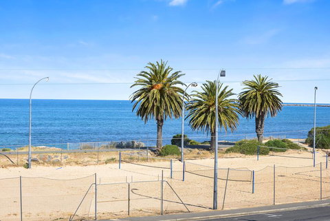 Bayline Beachfront Apartment No 4 - eAccommodation 1