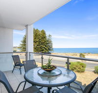 Bayline Beachfront Apartment no 4 - eAccommodation