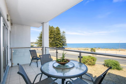 Bayline Beachfront Apartment No 4 - eAccommodation 0