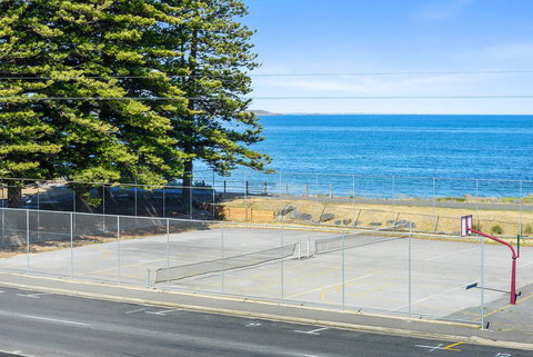 Bayline Beachfront Apartment No 4 - eAccommodation 2