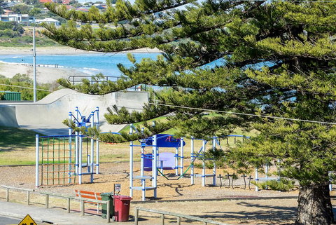 Bayline Beachfront Apartment No 4 - eAccommodation 3