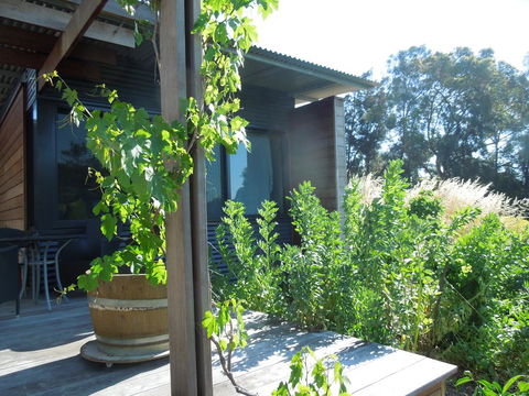Beach Side Garden Apartment - eAccommodation 0