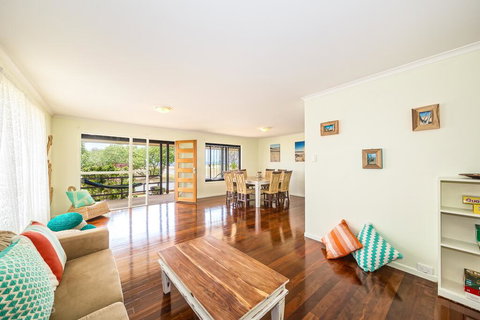 Beachfront At Bribie 2 Puppy Friendly - eAccommodation 2