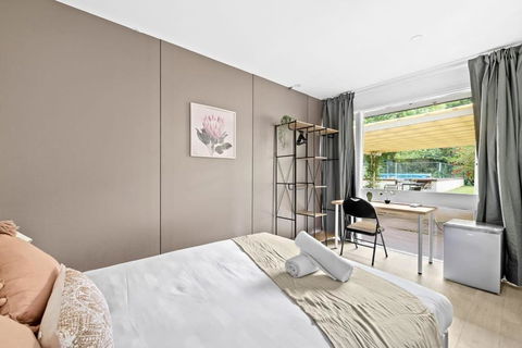 Relaxed Queen Room - Serene Spot At Pymble - Shared Bathroom - eAccommodation 2