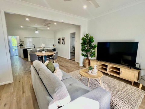 Renovated Queenslander - Upstairs 2km To Stadium - eAccommodation 1