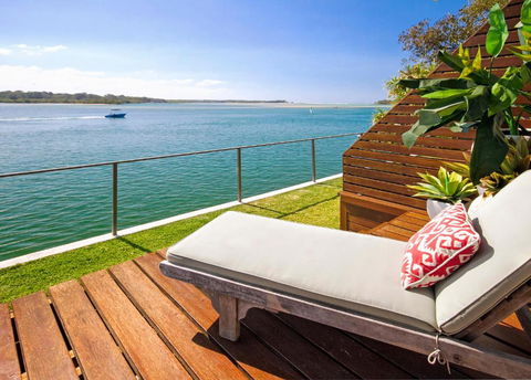 Riverfront Apartment, Perfect Location - eAccommodation 2