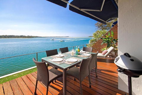 Riverfront Apartment, Perfect Location - eAccommodation 1