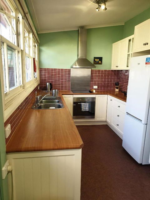 Redruth - 2 Bedroom Cottage Situated In Wandiligong - eAccommodation 3