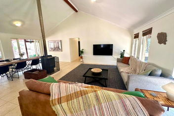 Redtail House - Carlotta with eAccommodation