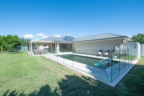 Regand Retreat - Luxurious Family Home, Pool - eAccommodation 2