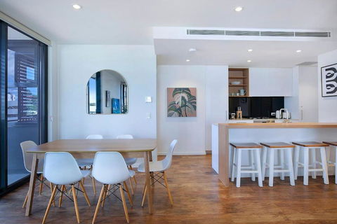Regatta Hideaway - A Breezy Balcony Residence - eAccommodation 2