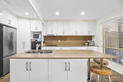 Regency 3 Bedroom Central Town House - eAccommodation 1