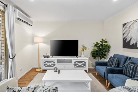 Regency 3 Bedroom Central Town House - eAccommodation 2