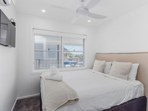 Relax On Marine Parade, 2 Bedroom Apartment - eAccommodation 3