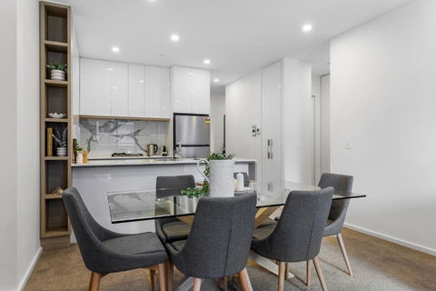 Remarkable 3-Bed With City Views & Swimming Pool - eAccommodation 2