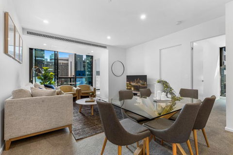 Remarkable 3-Bed With City Views & Swimming Pool - eAccommodation 0