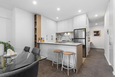 Remarkable 3-Bed With City Views & Swimming Pool - eAccommodation 3