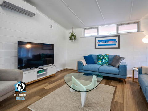 Renovated 3BR One Street To Beach - eAccommodation 0