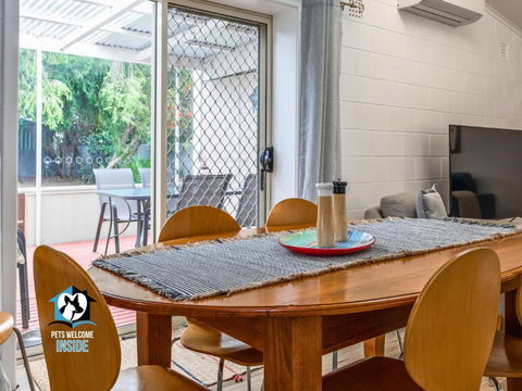 Renovated 3BR One Street To Beach - eAccommodation 2