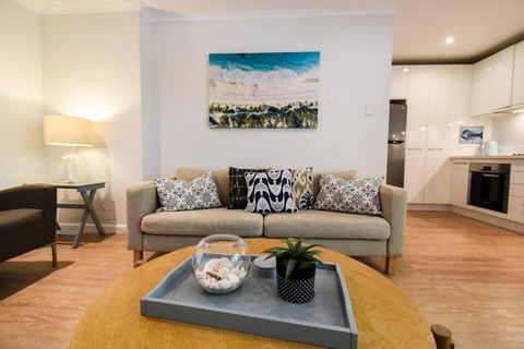 Resort-style Coastal Living With Balcony & Pool - eAccommodation 0