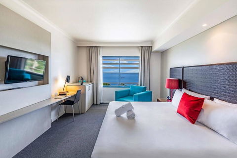 Resort Style King Pad With Sparkling Sea Views - eAccommodation 2