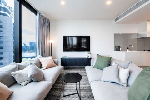 Resort Style Living 2 Bed Apt With Pool BBQ - eAccommodation 0