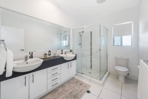 Retreat In The Heart Of Alex - 3BR Sleeps 11, Pool - eAccommodation 2