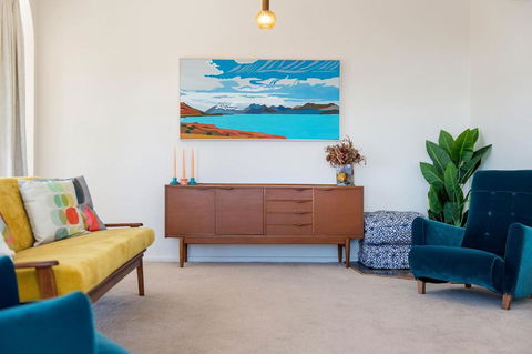 Retro Beach House - eAccommodation 2