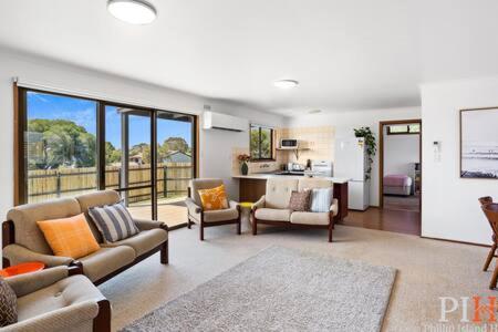 Retro Rita House Sleeps 7 - eAccommodation 1