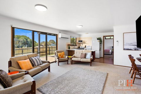 Retro Rita House Sleeps 7 - eAccommodation 0