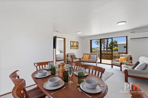 Retro Rita House Sleeps 7 - eAccommodation 2