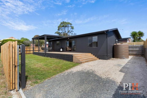 Retro Rita House Sleeps 7 - eAccommodation 3