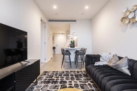 Ritzy Apartment In Iconic Australia 108 With Views - eAccommodation 2
