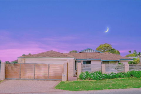 Riverside 5bedrooms Holiday House With Swimming Pool - eAccommodation 0