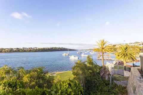 Riverside Luxury Residence - EXECUTIVE ESCAPES - eAccommodation 0