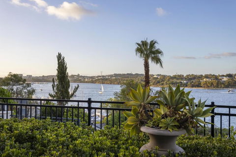 Riverside Luxury Residence - EXECUTIVE ESCAPES - eAccommodation 1