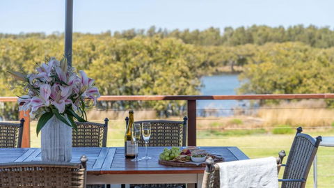 Riverside Retreat, Coolangatta, Near Seven Mile Beach - eAccommodation 2