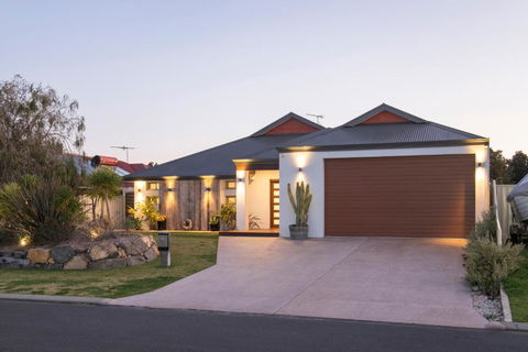 Roanoke Retreat - eAccommodation 1