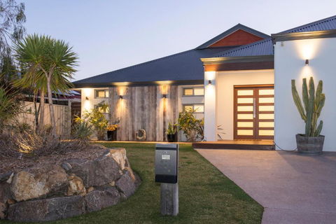 Roanoke Retreat - eAccommodation 0