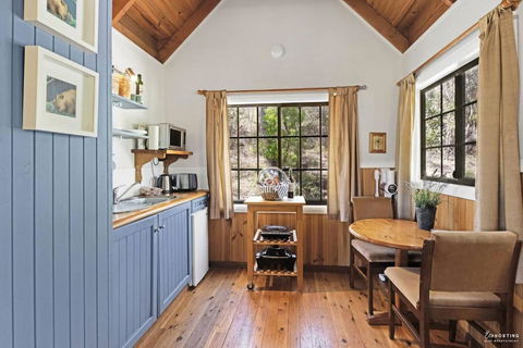 Romantic Tricklebeck Spa Cottage - eAccommodation 3