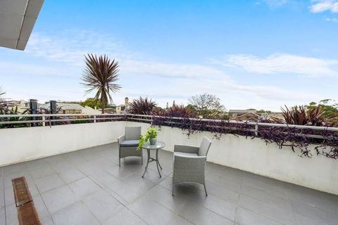 Rooftop 2 Bed Apt With Terrace At Newtown - eAccommodation 3